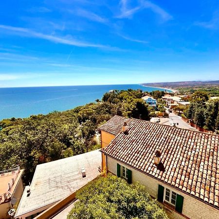 Paulis - Semiattico In Pieno Centro A Sirolo, Con Meravigliosa Vista Mare Apartment Luaran gambar
