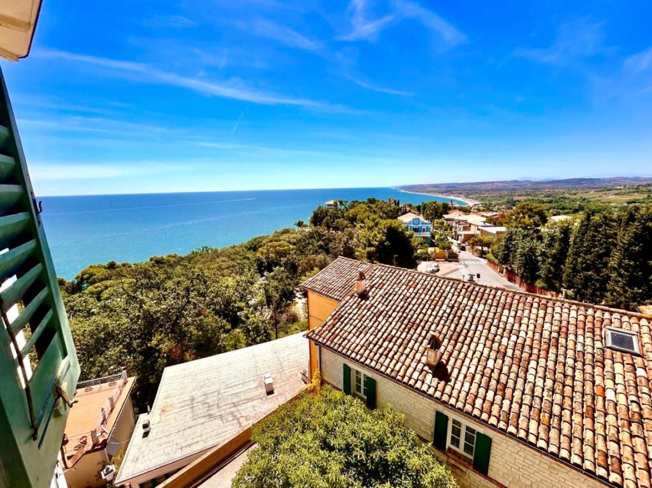 Paulis - Semiattico In Pieno Centro A Sirolo, Con Meravigliosa Vista Mare Apartment Luaran gambar